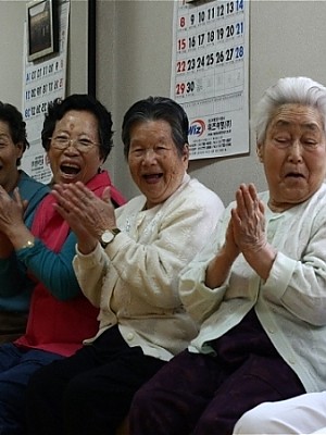 신나게 박수치며...