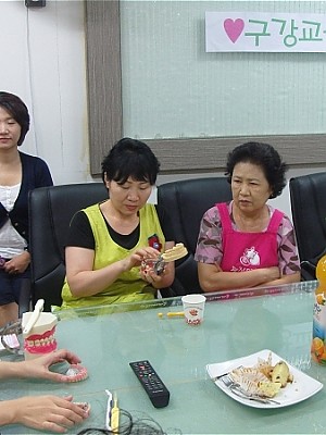 어리신들의 치아를 청결하기 위해 교육을