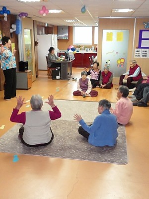 즐거운데이케어  웃음치료 시간