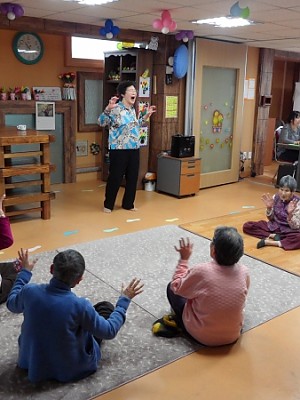 즐거운 데이케어 웃음치료 시간