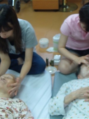 아모레 퍼시픽에서 미용봉사왔어요