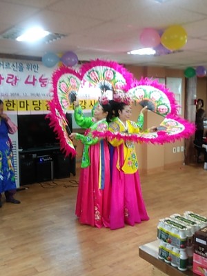 2019.12송년잔치-부채춤이 정말 아름다워요