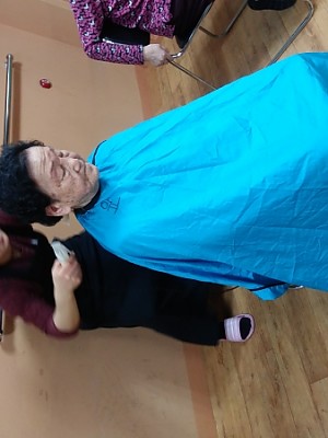 2019.11이미용-월1회 자원봉사로 열심히 하시는 샘