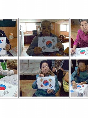 태극기가 어르신 가슴에서 펄럭입니다~