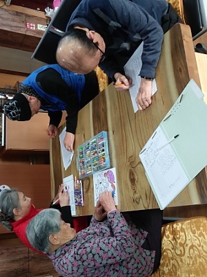 2019.11맞춤교실-한문쓰시고 그림그리시는 모습